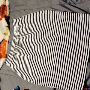 Black and white skirt no splits size m